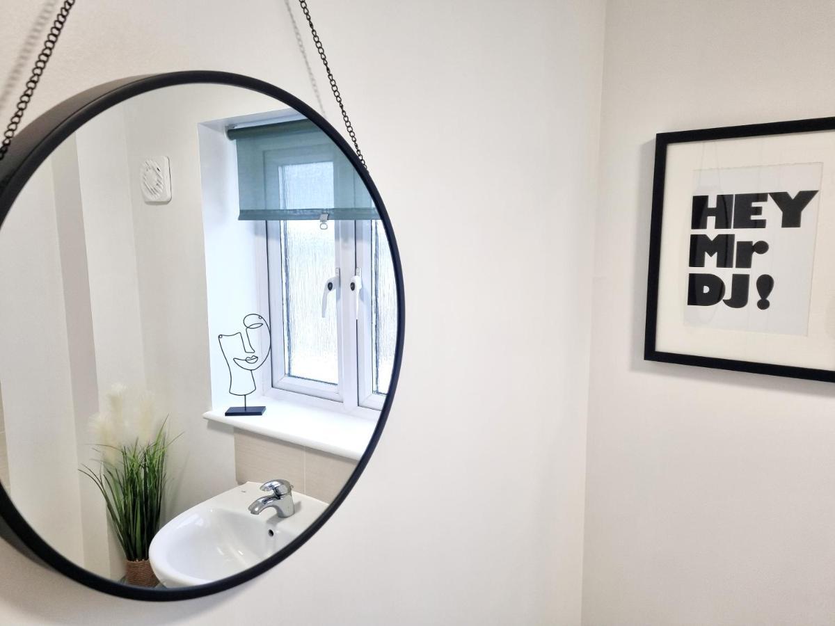 Modern & Spacious 3 Bedrooms And 2 Bathrooms Home, Free Parking! Кембридж Екстер'єр фото