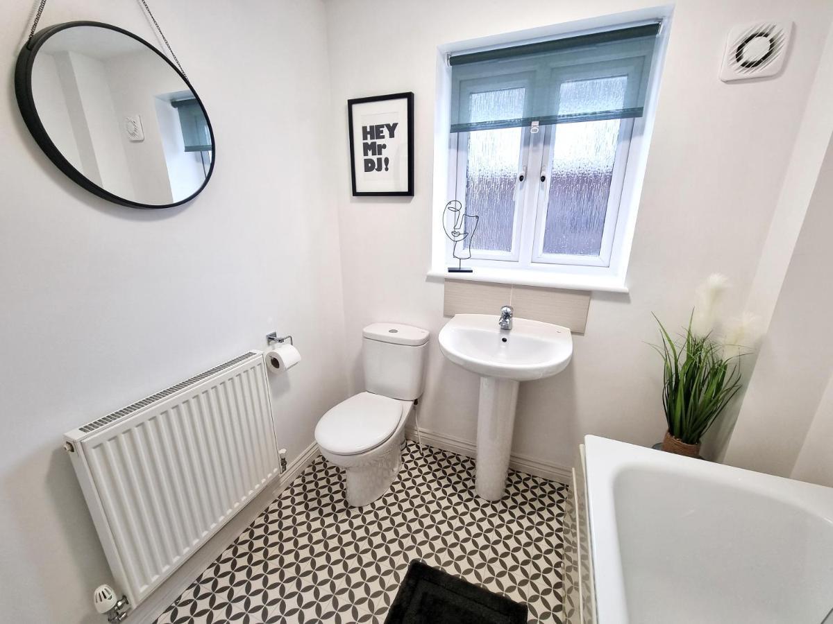 Modern & Spacious 3 Bedrooms And 2 Bathrooms Home, Free Parking! Кембридж Екстер'єр фото